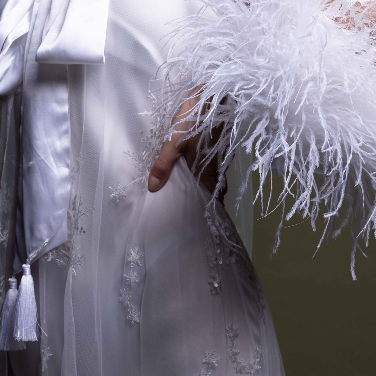 LACE ROBE WITH FEATHER