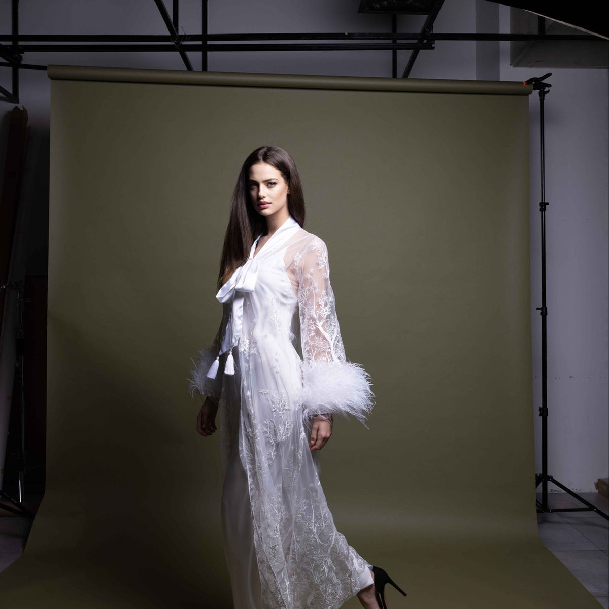 LACE ROBE WITH FEATHER